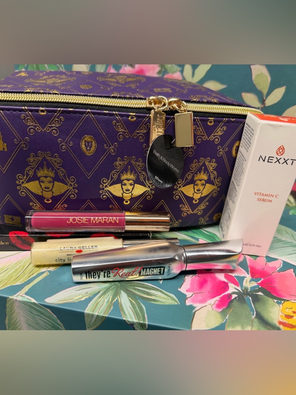 Beauty set - Disney Villains large makeup bag with 5 premium beauty items NWT - Picture 2 of 11